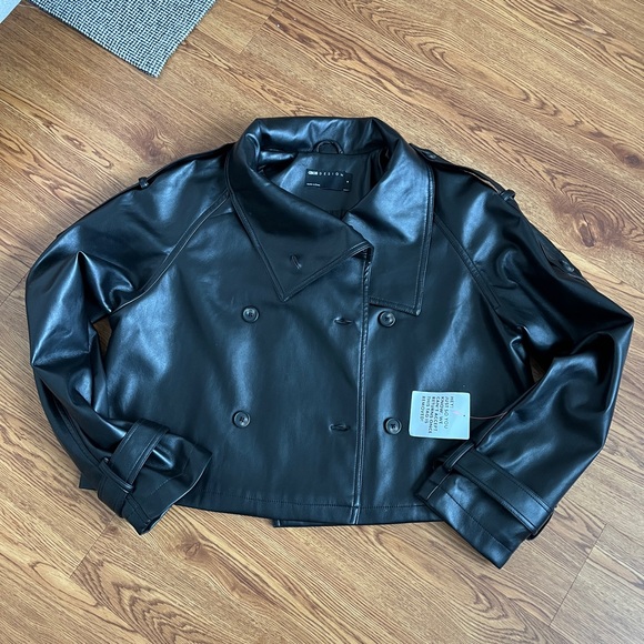 ASOS DESIGN funnel neck leather look short trench coat in black - Picture 3 of 5